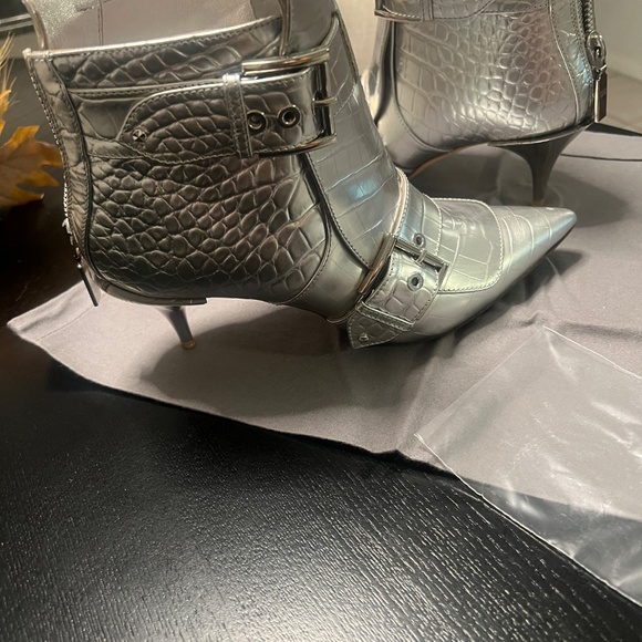 Alexander Mcqueen Crocodile-embossed Metallic Bootie - Picture 3 of 7